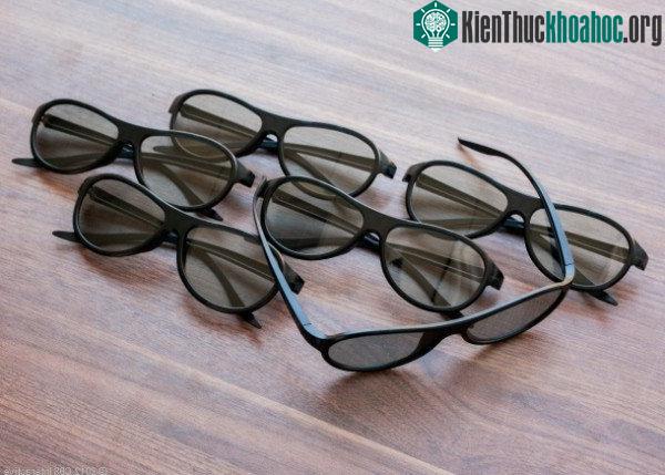 Kính 3D thụ động.