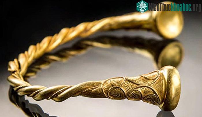 Hàm lượng vàng trong vòng cổ đạt ít nhất 80%, mỗi chiếc vòng nặng từ 31 đến 230g.