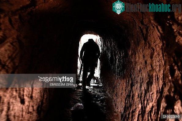 Các đường hầm dẫn vào cung điện rất thô sơ khiến con đường vào cung điện có thể bị đổ sập bất cứ lúc nào.