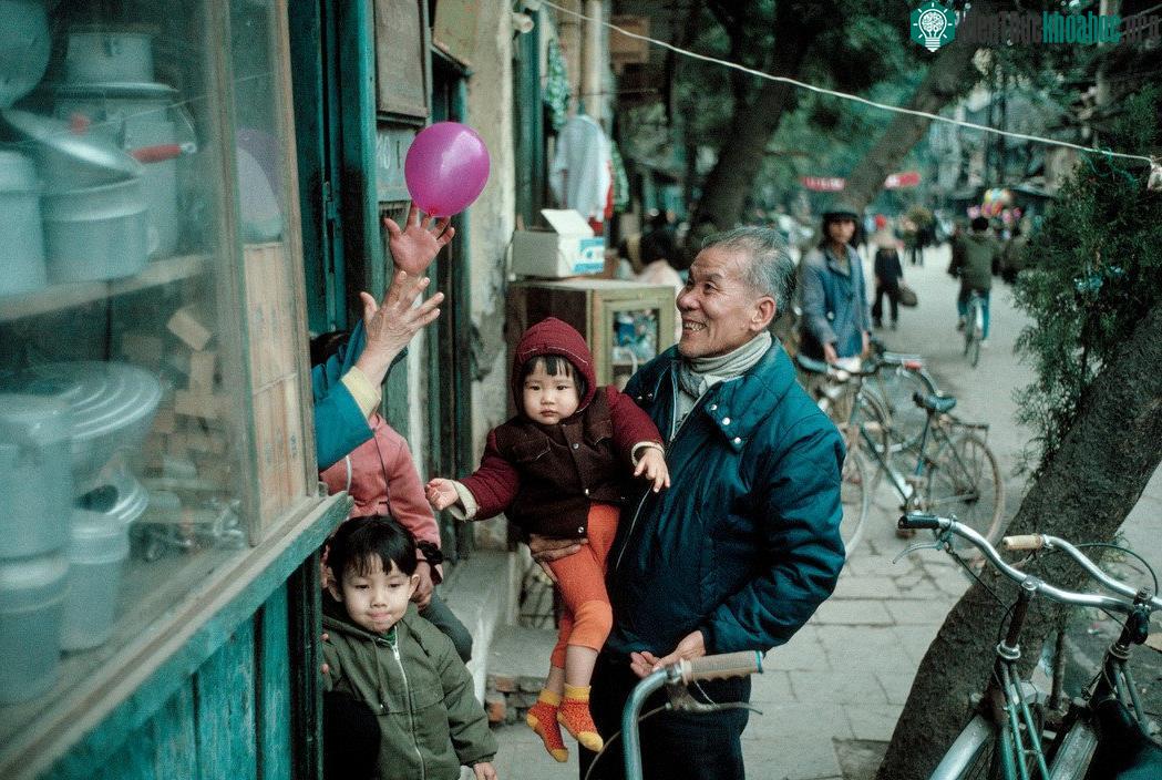 Đời thường trên vỉa hè Hà Nội ngày giáp Tết, 1989.