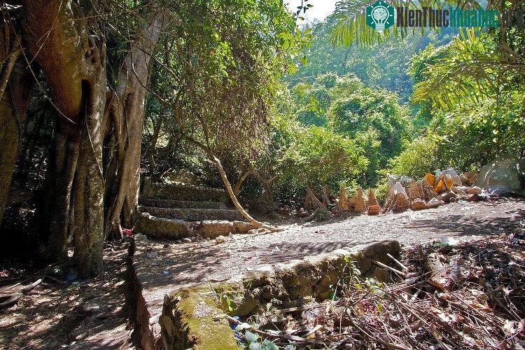 Tập tục phơi xác người chết ở Bali cũng có nét tương đồng với tục đào xác người chết