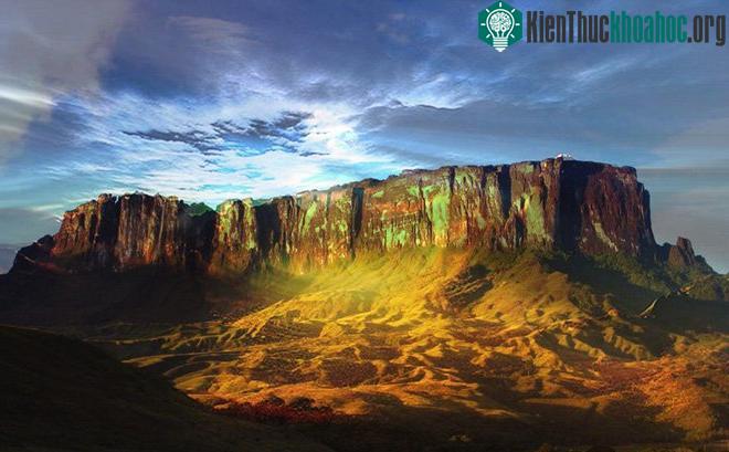 Núi Roraima 2 tỷ năm tuổi chính là ngọn núi cổ xưa nhất thế giới. Vẻ đẹp của nó khiến Conan Doyle từng phải thốt lên và trìu mến gọi nó là "Xứ sở thần tiên". Xem thêm tại đây.