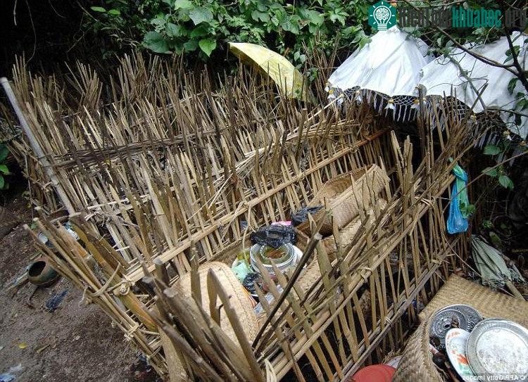 Hai tập tục kinh hãi này đều nhằm tôn vinh những người qua đời, thể hiện lòng biết ơn với tổ tiên