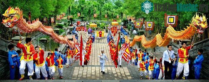 Vào ngày Giỗ tổ, người người nô nức hướng về Đền Hùng thắp hương để tưởng nhớ về cội nguồn dân tộc. Nhưng cụ thể là giỗ ai, chưa chắc đã có người biết. Xem thêm tại đây