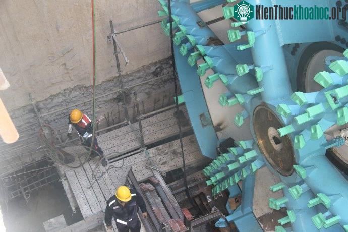 Các công nhân đang khẩn trương lắp đặt các thiết bị của Robot.