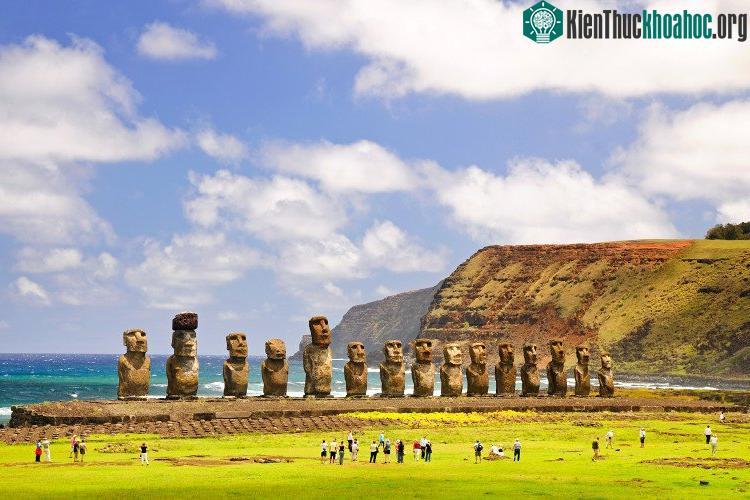 Nằm giữa Thái Bình Dương, đảo Phục Sinh là một trong những nơi thu hút đông khách du lịch bởi sự huyền bí của mình. (Ảnh: Amy Nichole Harris).