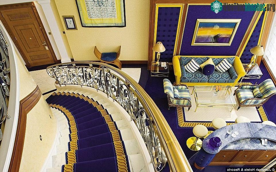 Với hơn 600m2 dát vàng, khách sạn này thu hút giới giàu có và nổi tiếng trên khắp thế giới