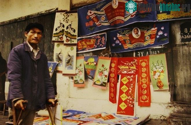 Hàng bán tranh giấy trên hè phố Chả Cá, Hà Nội 1984.