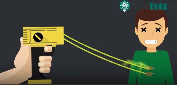 Khi dòng điện 50.000 volt truyền vào người, não sẽ bị sốc đến mức không thể xử lý thông tin mới.