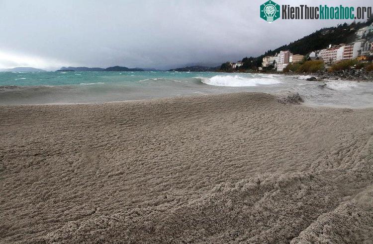 Hiện tượng chìm nổi xảy ra do không khí bên trong giãn nở trong thời tiết ấm.