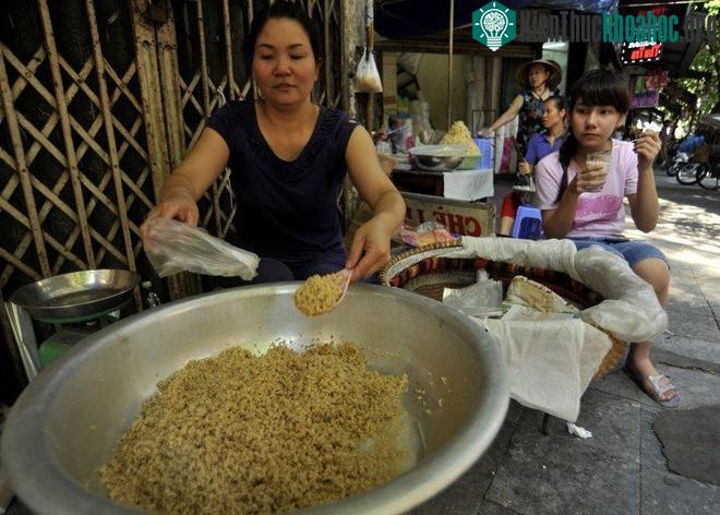 Người dân nhiều vùng miền trên cả nước vẫn giữ phong tục mua rượu nếp, trái cây, cúng lễ trong ngày Tết Đoan Ngọ.
