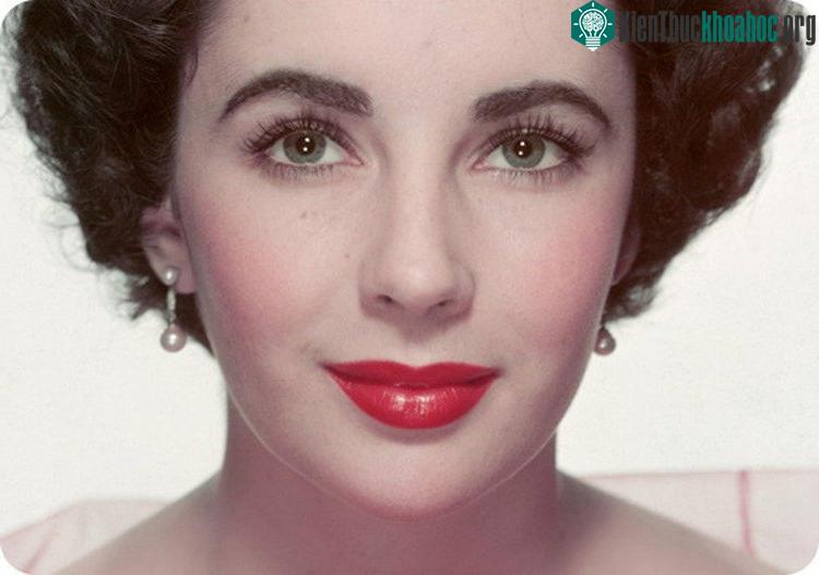 Elizabeth Taylor sở hữu hàng lông mi kép khiến đôi mắt lúc nào cũng sâu thăm thẳm.