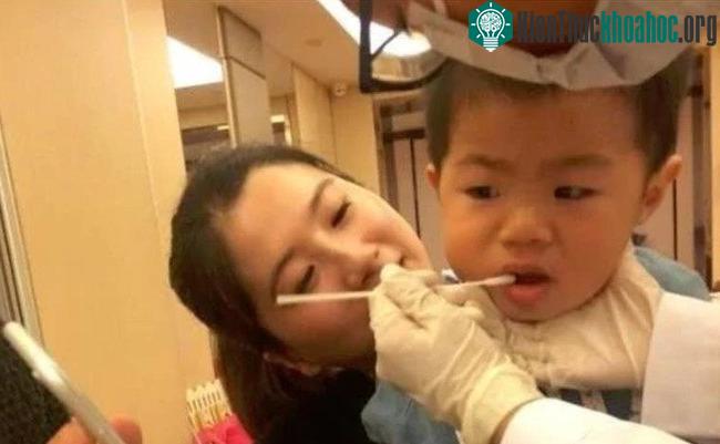 Một bé trai được lấy mẫu nước bọt để xét nghiệm gene tài năng. (Ảnh: 1Gene).