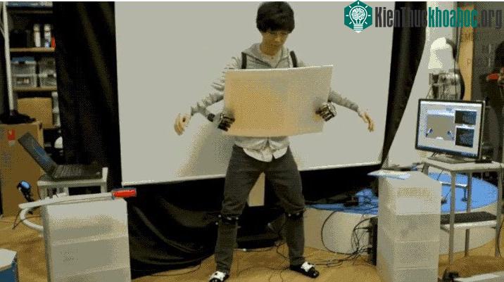 Công nghệ MetaLimbs giúp bạn có thêm 2 cánh tay robot và có thể điều khiển chúng bằng bàn chân.
