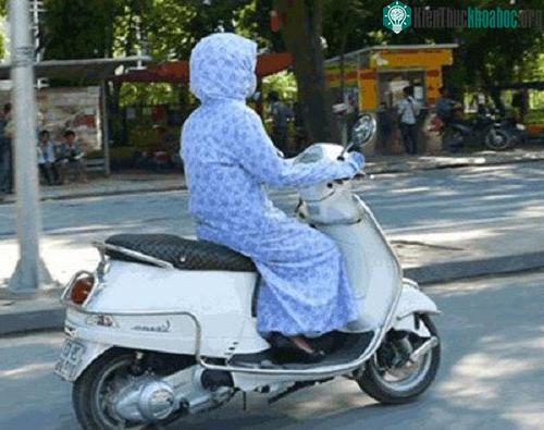Nên che kín người khi ra ngoài đường. (Ảnh: Soha).