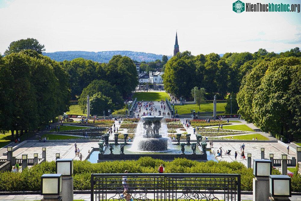 Hơn 200 bức tượng của nhà thiết kế Gustav Vigeland được đặt dọc theo đại lộ dài 850m của công viên Frogner.
