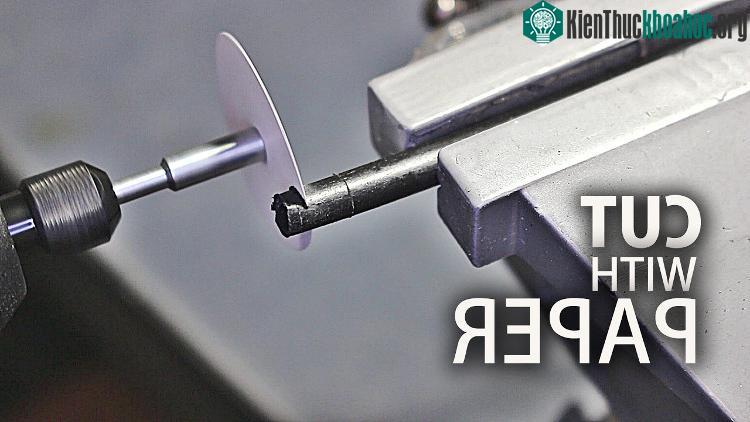 Lưỡi dao nhẹ nhàng vạch ra một đường cắt thẳng trên bề mặt vật liệu.