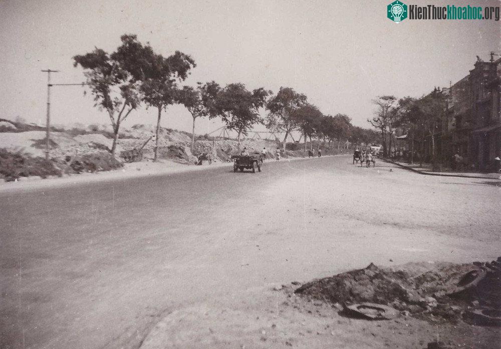 Trên đường ven đê sông Hồng, chụp từ gầm cầu Long Biên, Hà Nội năm 1950.
