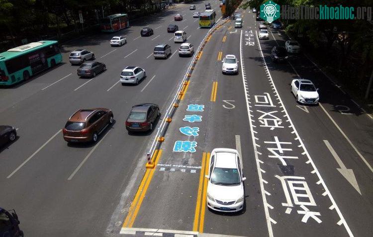 Vạch kẻ màu vàng là phạm vi dịch chuyển của dải phân cách di động. (Ảnh: Ecns).