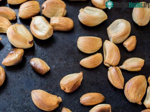 Bạn có thể ăn tỏi nướng thay vì tỏi sống.