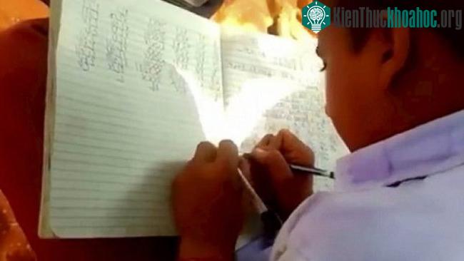 Một tiết học rèn luyện kỹ năng viết bằng hay tai tại trường Veena Vandini.