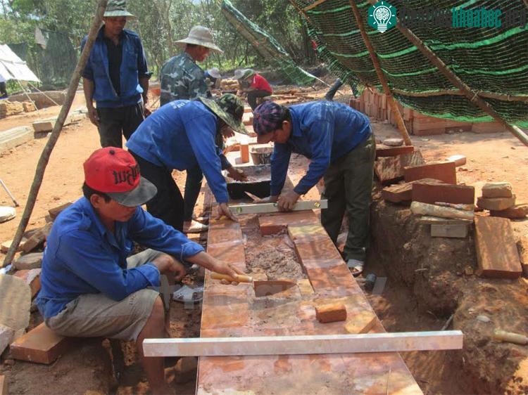 Một phần đoạn đầu của đường cổ và hai bờ tường dẫn sau tháp K mới vừa phát lộ. (Ảnh: Đoàn Hữu Trung/Vietnam+).