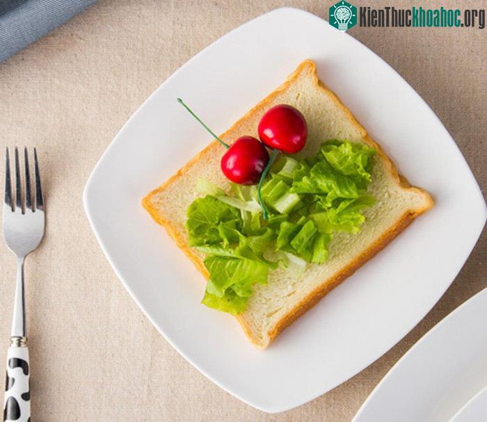 Chiếc đĩa trắng lại làm cho thức ăn trông có vẻ ngon hơn.