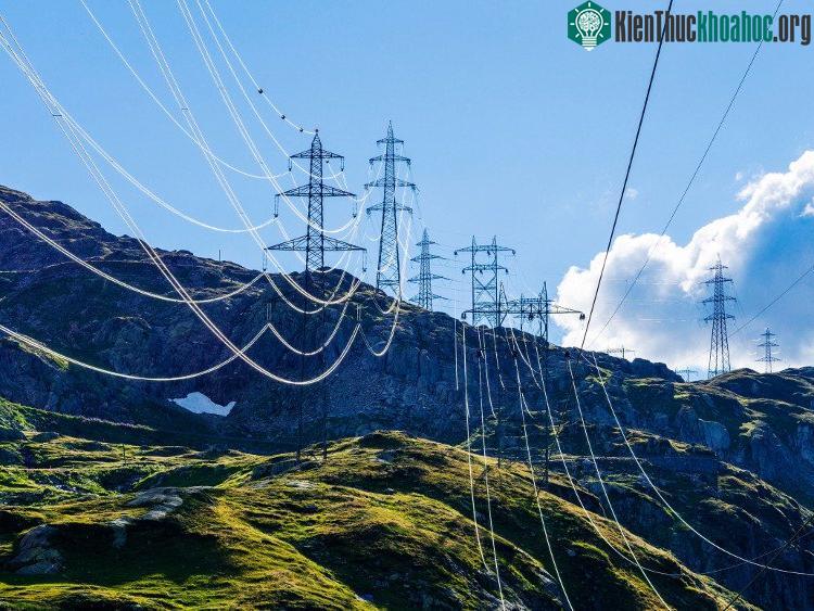 Dây điện khi treo trên cột điện luôn bị võng xuống. (Ảnh: Wired).