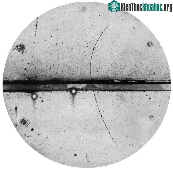 Hình ảnh buồng mây của positron lần đầu tiên phát hiện năm 1932.