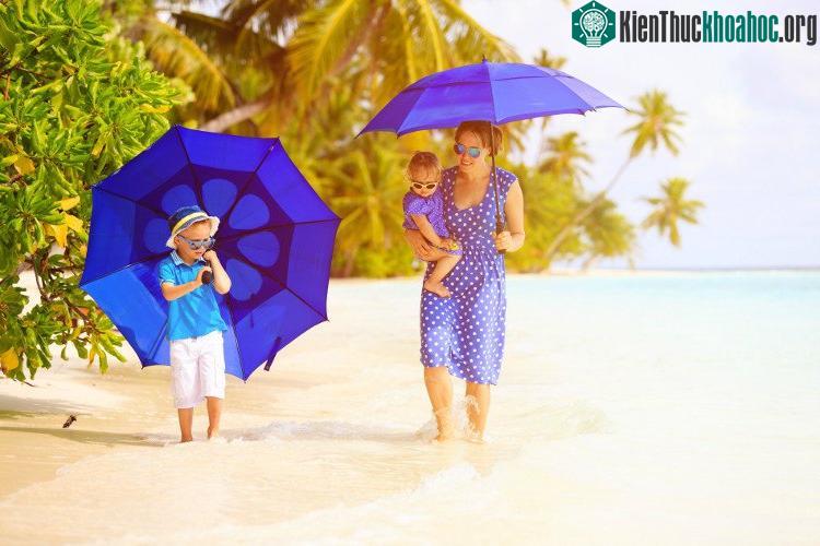 Ô không có tác dụng che chắn tia UV có hại phản chiếu từ cát hoặc bọt biển. (Ảnh: iStock).