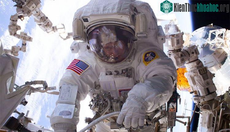 Nhà du hành Mỹ đi bộ ngoài không gian. (Nguồn: NASA).