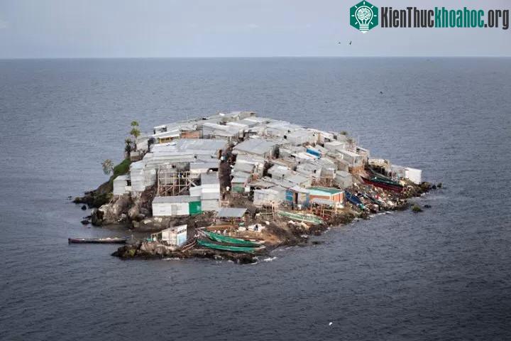 Diện tích của Migingo chỉ nhỏ bằng nửa sân bóng nhưng lại có lượng người sinh sống rất đông.
