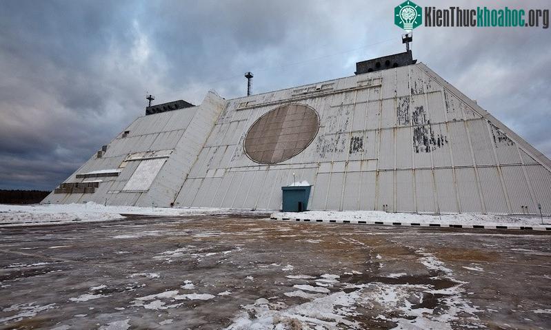 Don-2N (NATO định danh: Pill Box) là radar mảng pha quét điện tử thụ động (PESA)