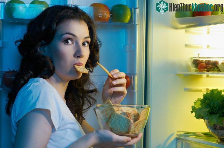 Ăn quá muộn dễ dẫn đến nguy cơ bị các bệnh về hệ tiêu hóa một cách nghiêm trọng.