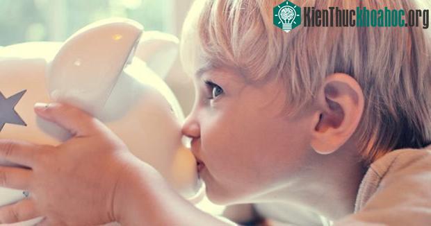 Cha mẹ giàu có nhưng tính cách... hà tiện sẽ vô tình truyền xuống thế hệ sau, làm ảnh hưởng đến trẻ.