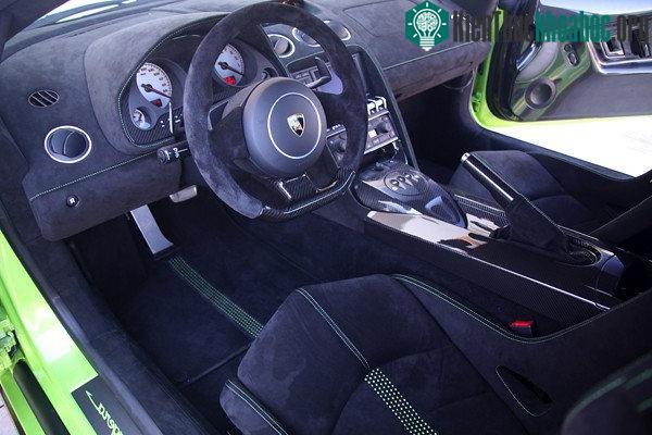 Nội thất ô tô bọc vải Alcantara.