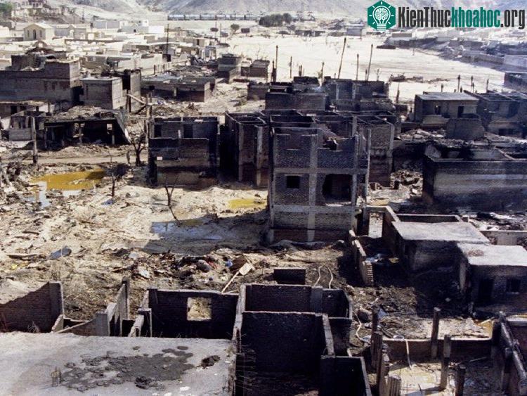 Một góc của thành phố Dronka sau khi bị nhấn chìm trong biển lửa. (Ảnh: Reuters).