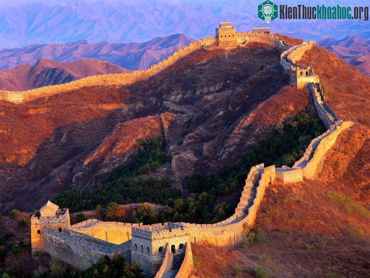 Sử dụng đá ở tường rào để bán hay sự xói mòn từ các cơn bão cát làm Vạn Lý Trường Thành bị hư hại nhiều.