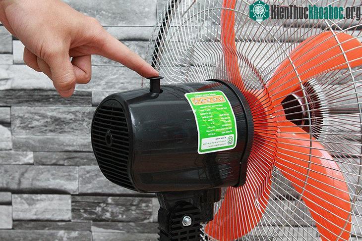 Tuốc năng của quạt rất dễ gãy.