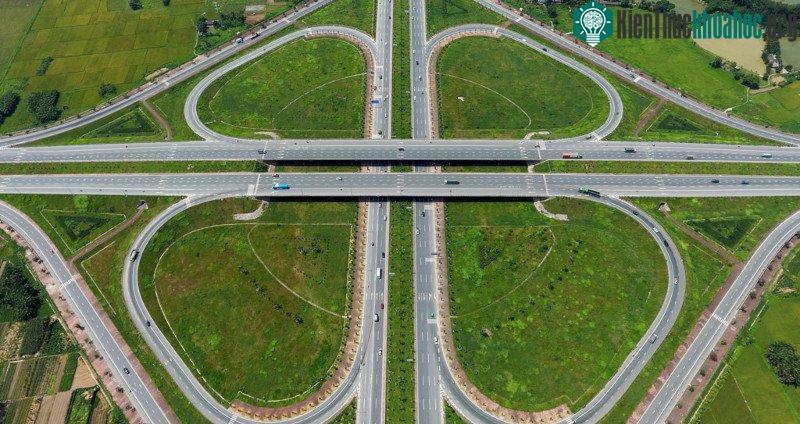 Rẽ phải các phương tiện sẽ về phía cầu Đông Trù, xã Đông Hội, huyện Đông Anh,