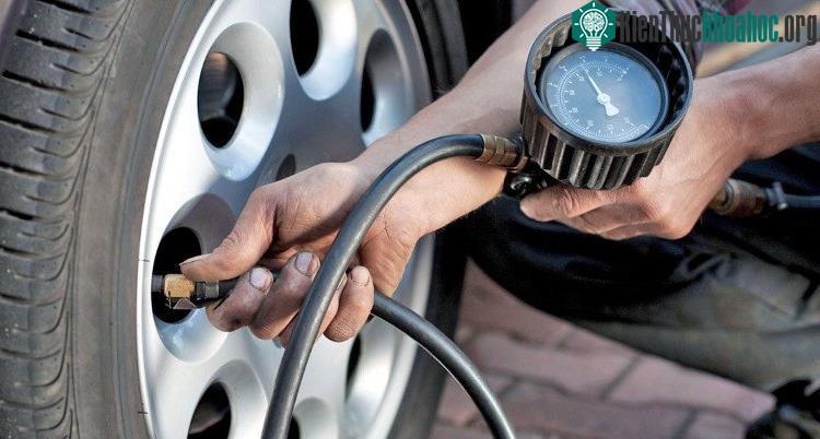 Lốp xe cần được kiểm tra thường xuyên.
