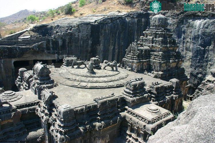 Nó là một phần trong quần thể hang động Ellora nổi tiếng.