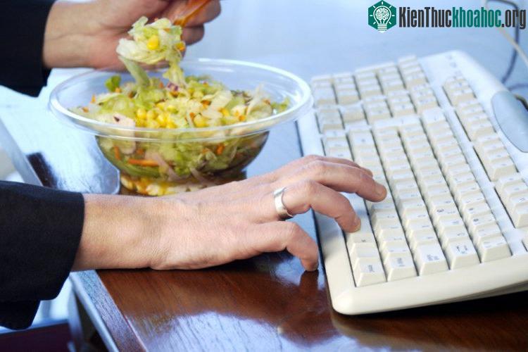 Không vừa ăn vừa làm việc hay nhìn vào điện thoại, máy tính.