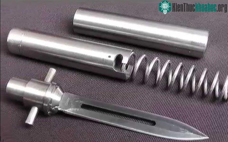 Trên chuôi dao có một nút bấm hoặc công tắc cho phép người sử dụng phóng phần lưỡi dao đi xa khoảng 5m.