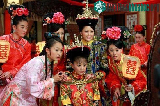 Hôn lễ của vua và hoàng hậu tất nhiên không có chuyện om sòm náo động nhưng lễ tiết là không thể thiếu.