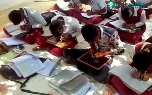 Học sinh viết ở hai tay bằng hai ngôn ngữ khác nhau, luyện cho các em khả năng ngoại ngữ.