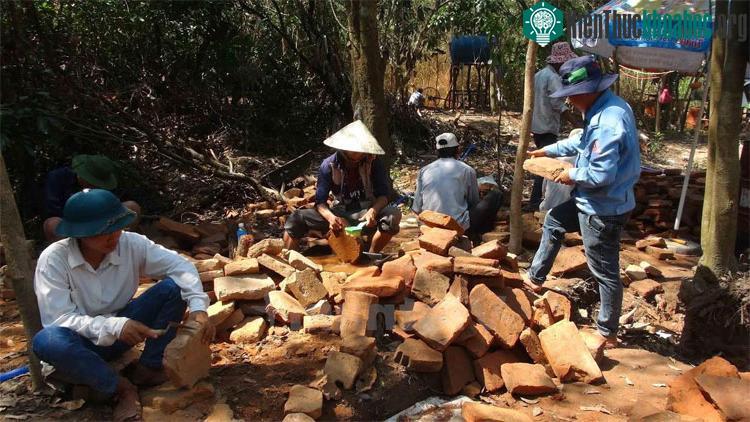 Một phần đoạn đầu của đường cổ và hai bờ tường dẫn sau tháp K mới vừa phát lộ. (Ảnh: Đoàn Hữu Trung/Vietnam+).