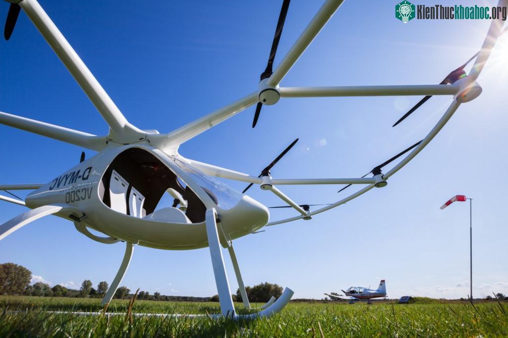 Với tên gọi Volocopter 2X, máy bay điện này có 18 roto, sức chứa 2 người và hoạt động cực kỳ im lặng.