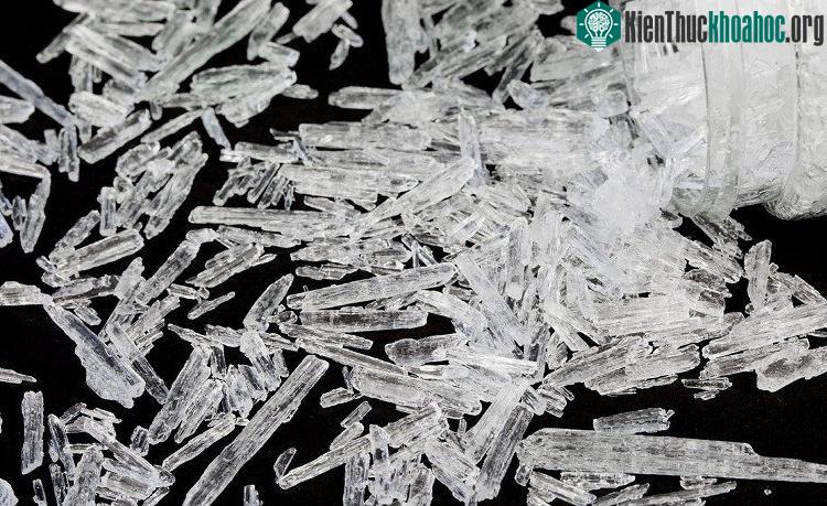 Mặc dù nhiều cấu trúc tinh thể có hình dạng như hình khối, nhưng chúng thường có nhiều cạnh khác nhau.