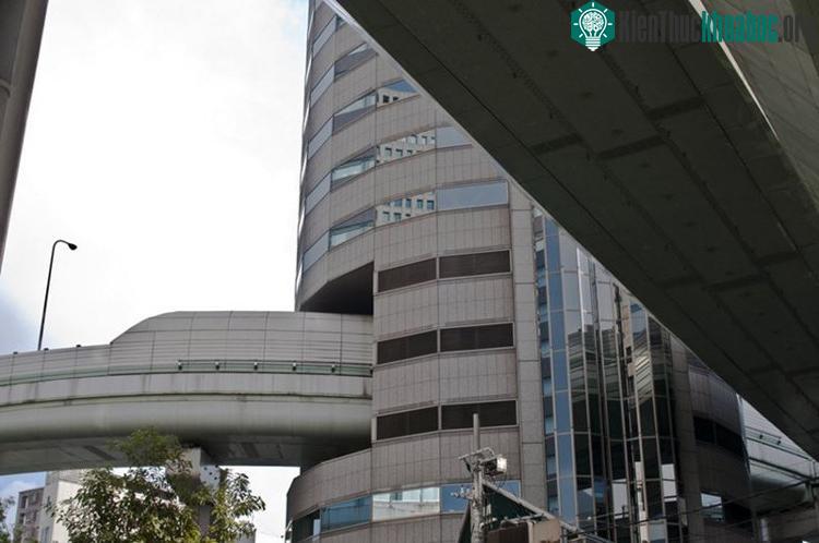 Ba tầng "văn phòng" đặc biệt này được đề là "đường cao tốc Hanshin".